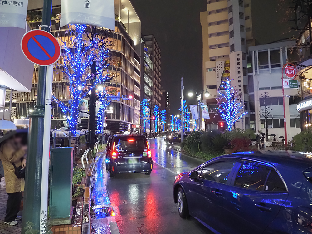 青の洞窟SHIBUYAの余韻が漂う渋谷公園通りの坂道